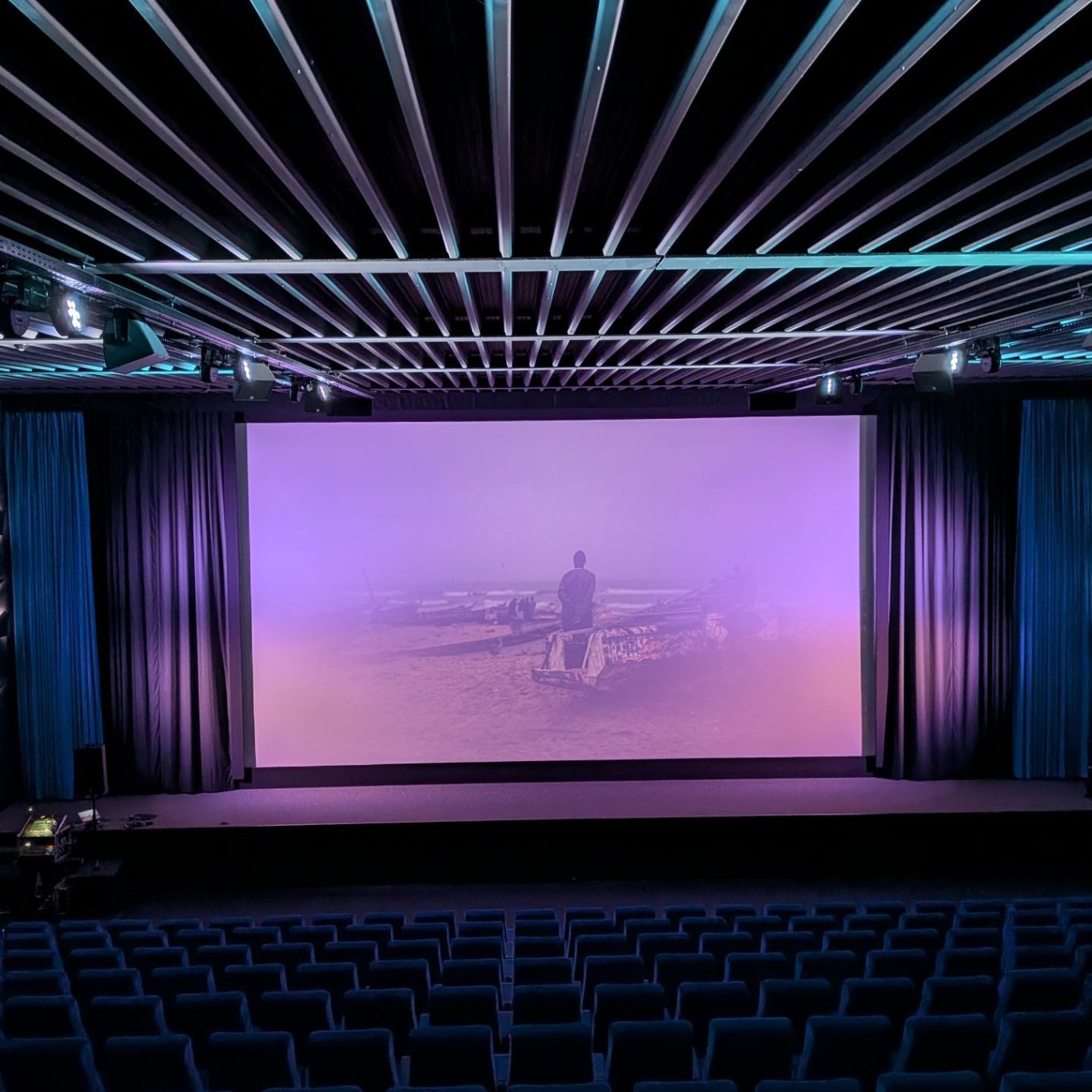 Medientechnik in Hamburg Leinwände, Projektoren und Videomischer für Konferenz- und Filmveranstaltungen.